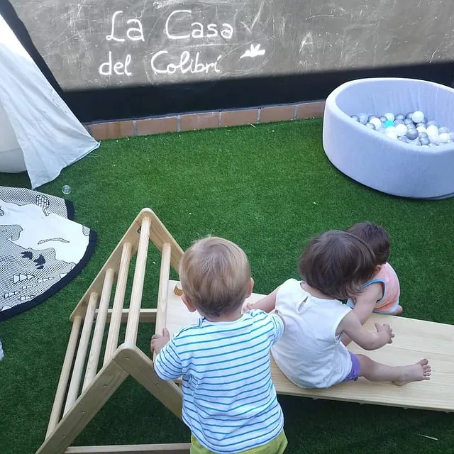 La Casa del Colibrí niños en patio