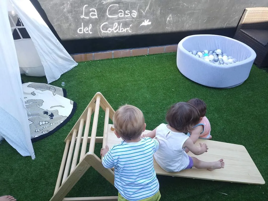 La Casa del Colibrí niños en patio