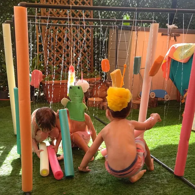 La Casa del Colibrí niños en columpios