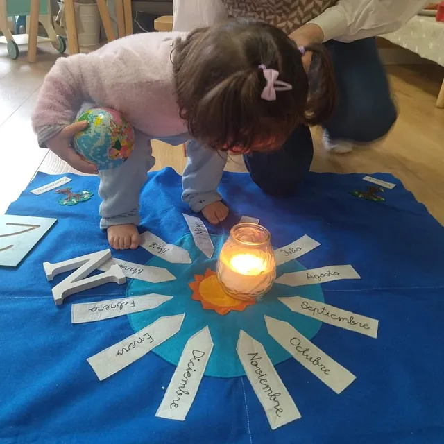 La Casa del Colibrí niña en juego