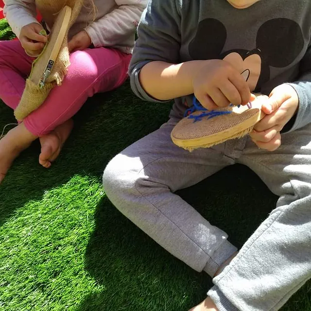 La Casa del Colibrí recorta niños manualidades