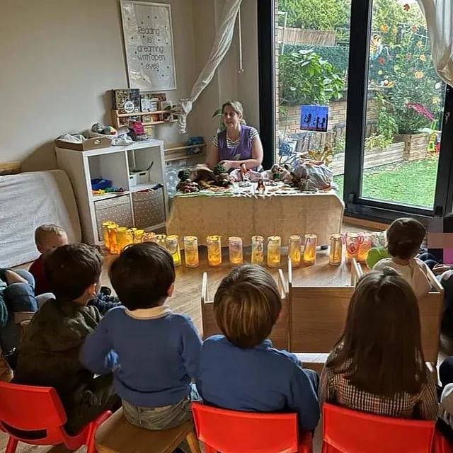 La Casa del Colibrí niños atentos a la clase